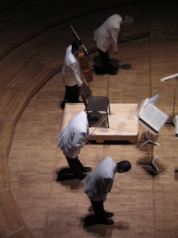 Cellist's out-of-synch bowing